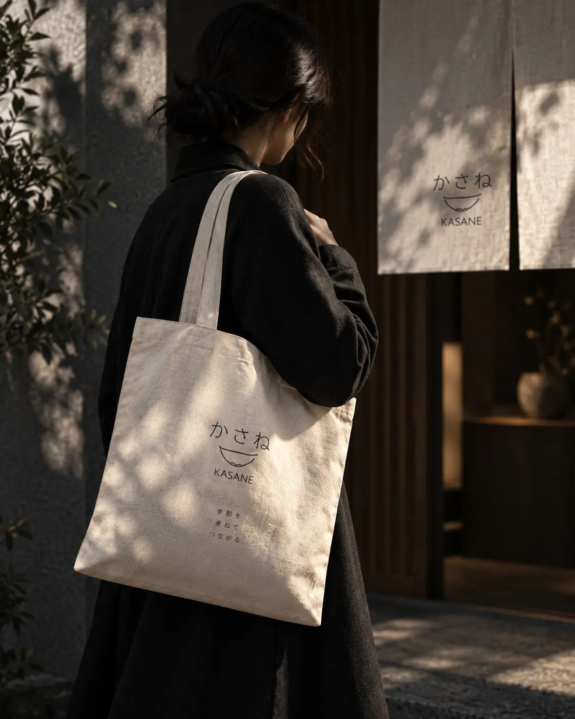 A person carrying a natural cotton KASANE tote bag